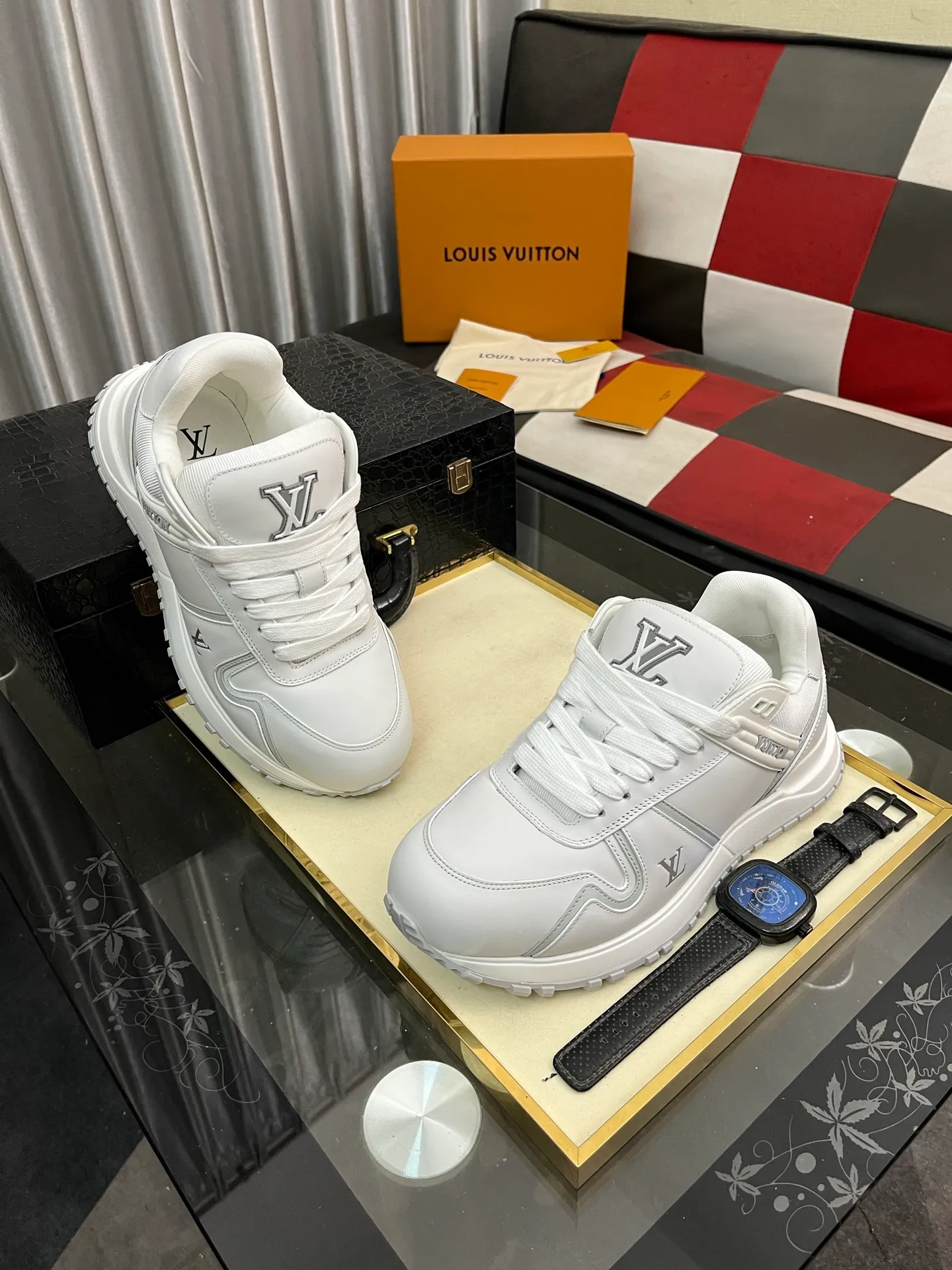 Men's Men's Shoes 💰760⌚️⌚️LV Classic men's sneakers are shipped. Lightweight thick-soled chubby bread shoes, super versatile and multiple styles are coming! This sneaker is made of smooth cowhide punching and grained cowhide stitching to create an elegant design. Grained cowhide is stitched with technical mesh, and smooth cowhide and grained cowhide are combined in multiple styles. The color is classic and versatile, and it can be easily integrated into various styles. The eye-catching LV letters are marked on the side of the shoe, the tongue is decorated with LV embroidered letter web logo, the brand logo is screen-printed on the heel, and the lightweight rubber outsole is embellished with Vuitton's personalized logo. The fabric-lined foot pads make your feet fashionable, handsome and versatile! Comes with full original packaging! Size: 35-46 (40 for women, 38.45.46 for men, customized)